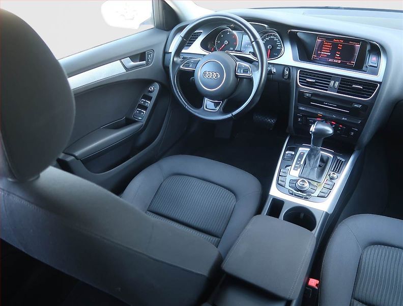 Audi A4 (2013) S-Line 2.0 TDI, 4X4, Automat - fotka 7 z 19
