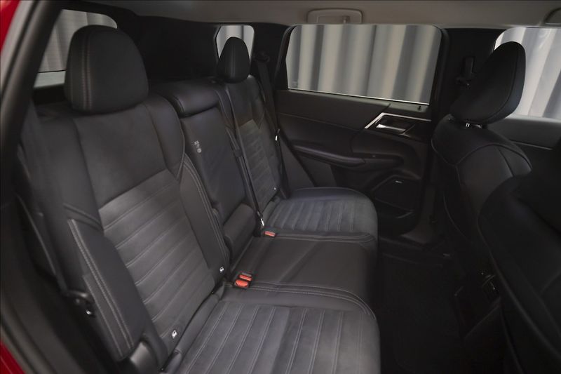 Mitsubishi Outlander 2,4 PHEV INVITE 1728 KM 2x ALU - fotka 13 z 44