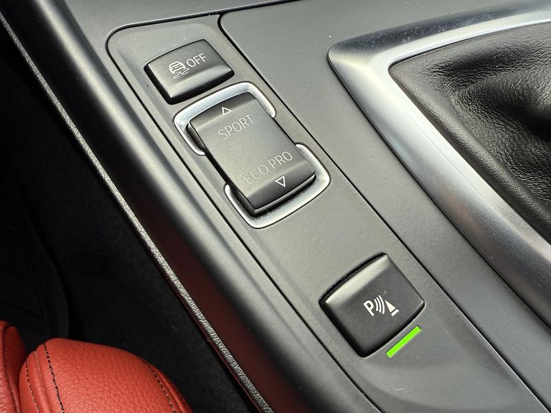BMW Řada 1 M135i xDRIVE NAVI H/K LED KŮŽE - fotka 33 z 43