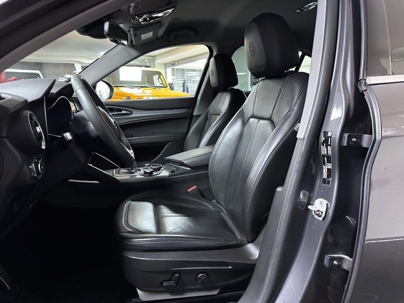 Alfa Romeo Stelvio (2018) 2.0 T 280k AT8 ZF Q4 4x4 Super - fotka 7 z 20