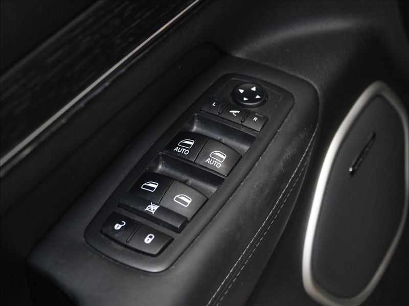 Jeep Grand Cherokee 3,0 V6 CRD 184kW Summit 62tkm! - fotka 15 z 26