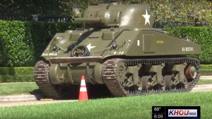 Buzbeeho tank Sherman zaparkovaný na ulici.