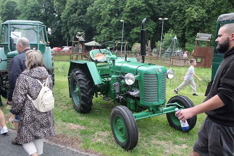 Traktor Zetor 25 A s hranatými blatníky na Srazu trucků v Děpoltovicích na Karlovarsku.