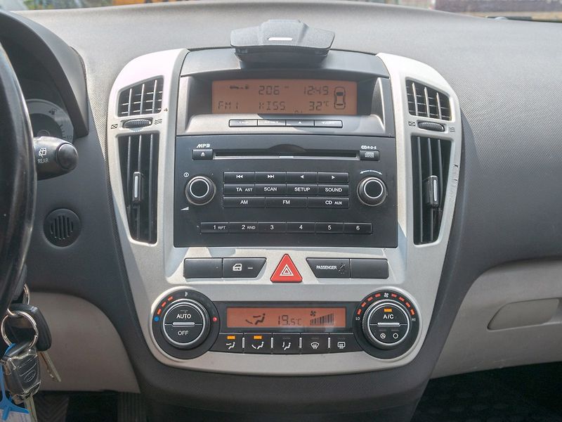 Kia Ceed (2007) ČR 12/07 1.4i 80KW - fotka 19 z 40