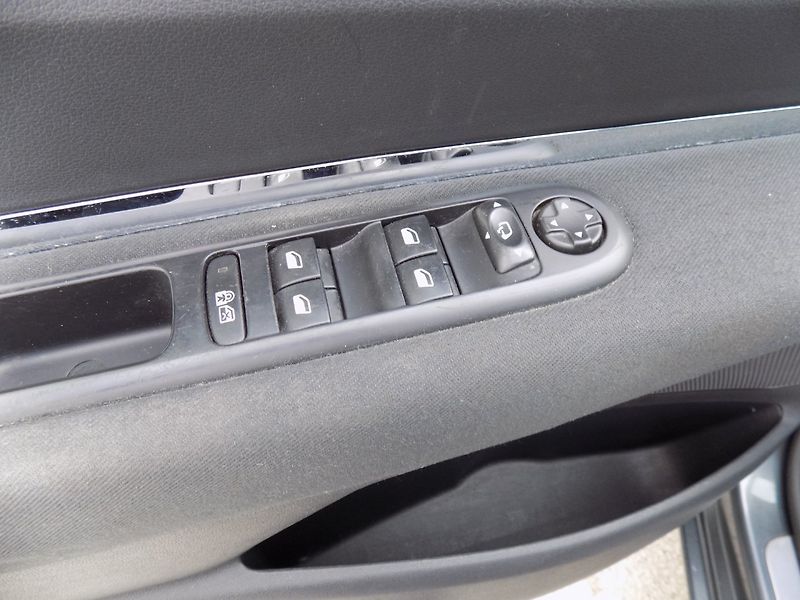 Peugeot 5008 (2014) 1.6Ti/LED/PANO/Head-up/Klima/ - fotka 22 z 35