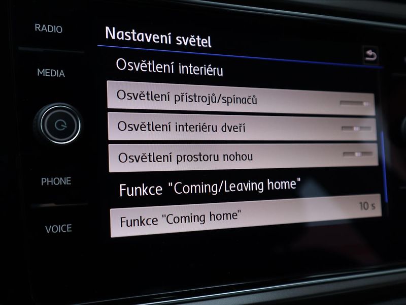 Volkswagen T-Roc 1,6 TDi Style LED Webasto Asis - fotka 20 z 39