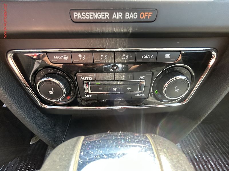 Škoda Superb (2011) 2.0 TDi, DSG, navi - fotka 14 z 19