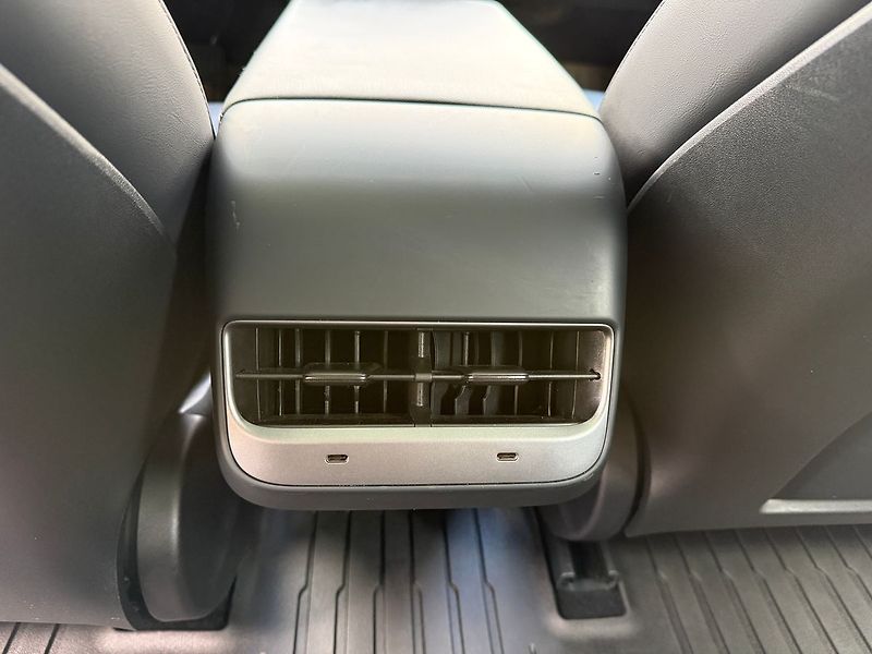 Tesla Model 3 Long Range AWD - fotka 10 z 41