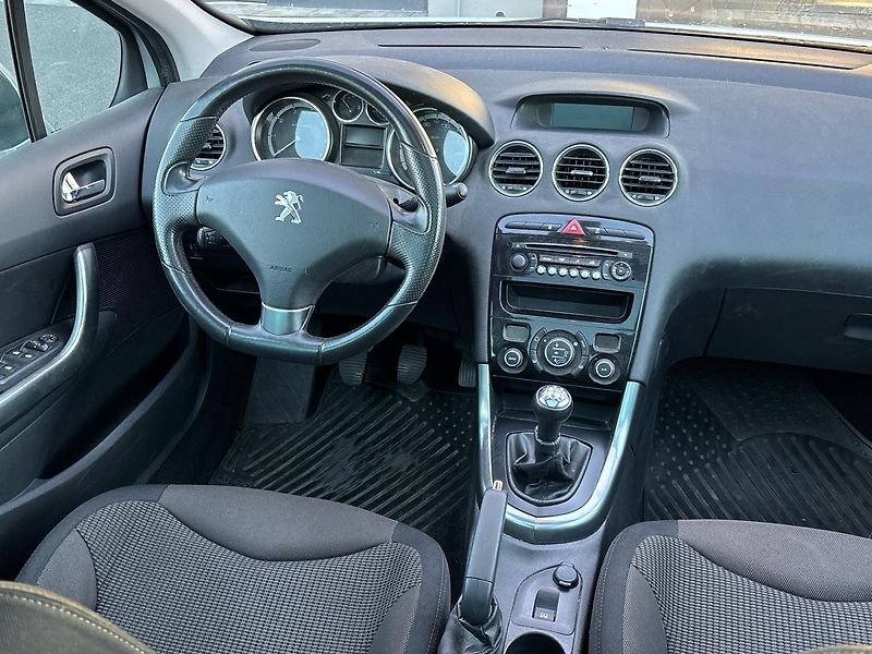 Peugeot 308 SW - fotka 8 z 9