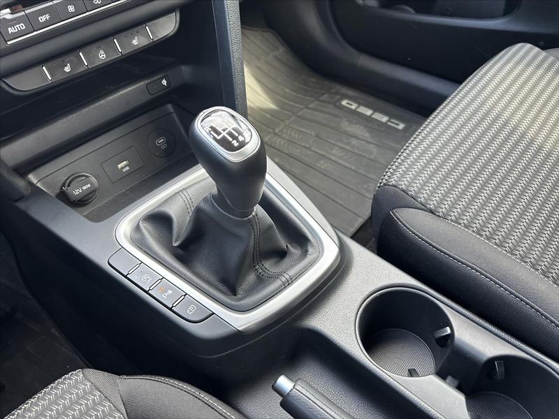 Kia Ceed 1,5 TGDi 118kW TOP ZÁRUKA - fotka 29 z 39