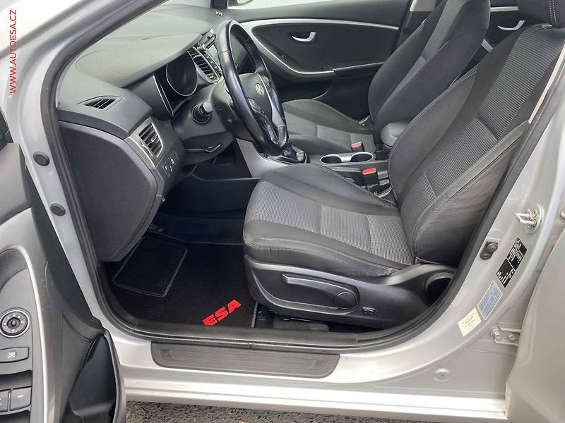 Hyundai i30 (2015) 1.6CRDi, ČR, AC - fotka 9 z 17