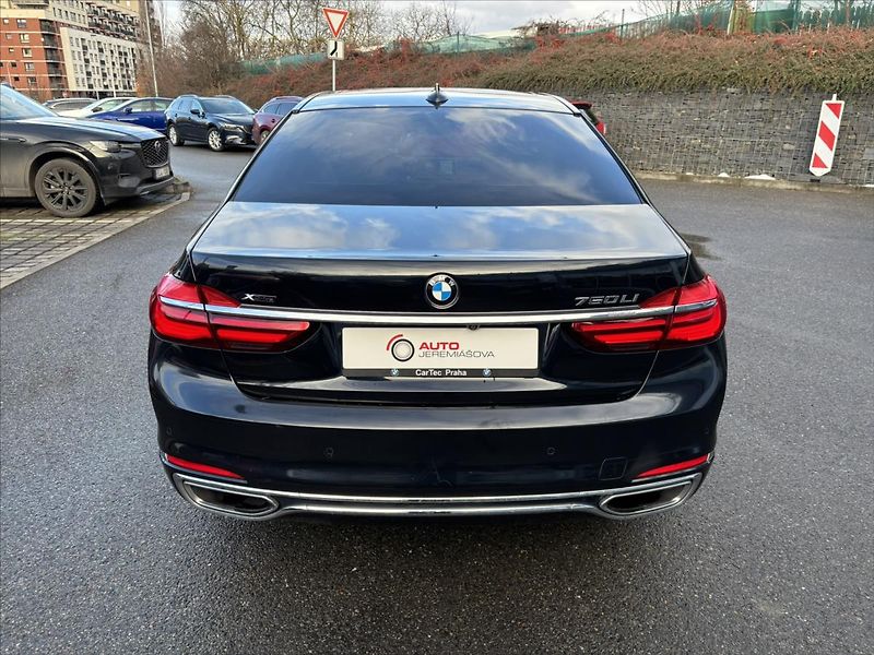 BMW Řada 7 4,4 i 750Li xDrive Individual - fotka 4 z 39