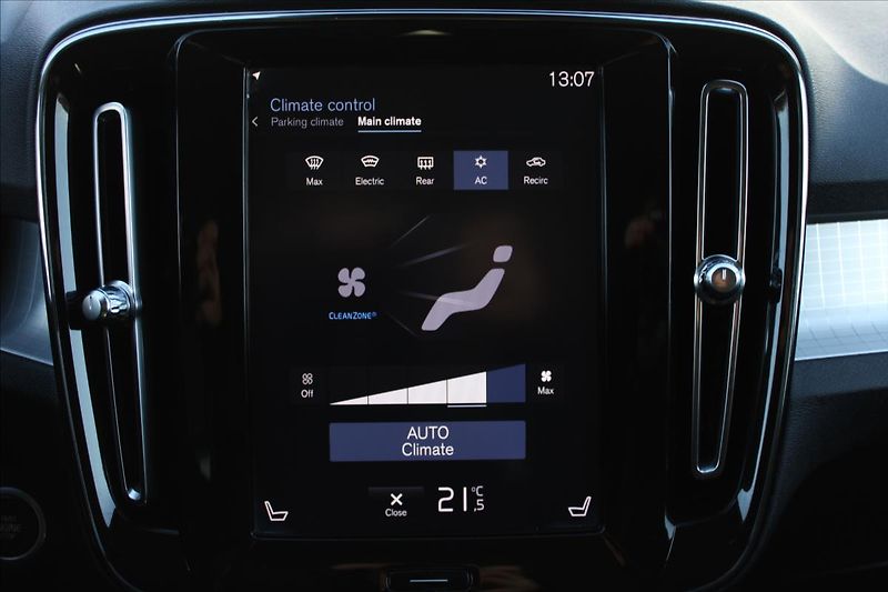 Volvo XC40 2,0 T4  1MAJ,4x4,MOMENTUM PRO - fotka 17 z 35