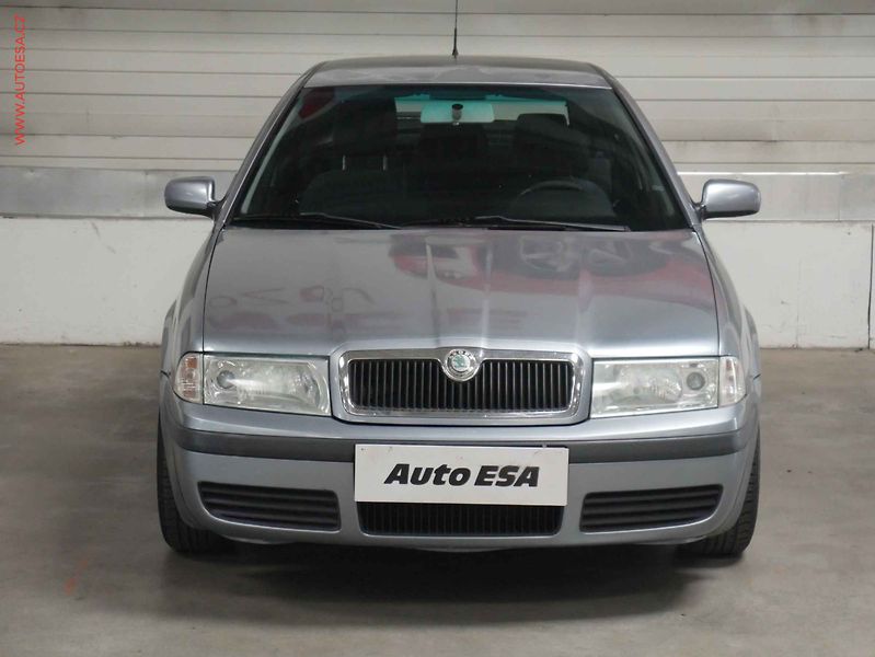 Škoda Octavia (2004) 1.6i, AC, park.asist - fotka 2 z 15
