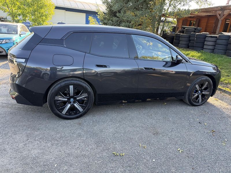 BMW iX xDrive40 SPORT H&K SkyLounge - fotka 7 z 33
