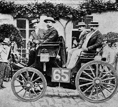 Automobil značky Peugeot měl pod kapotou motor vyrobený v licenci firmy Daimler.