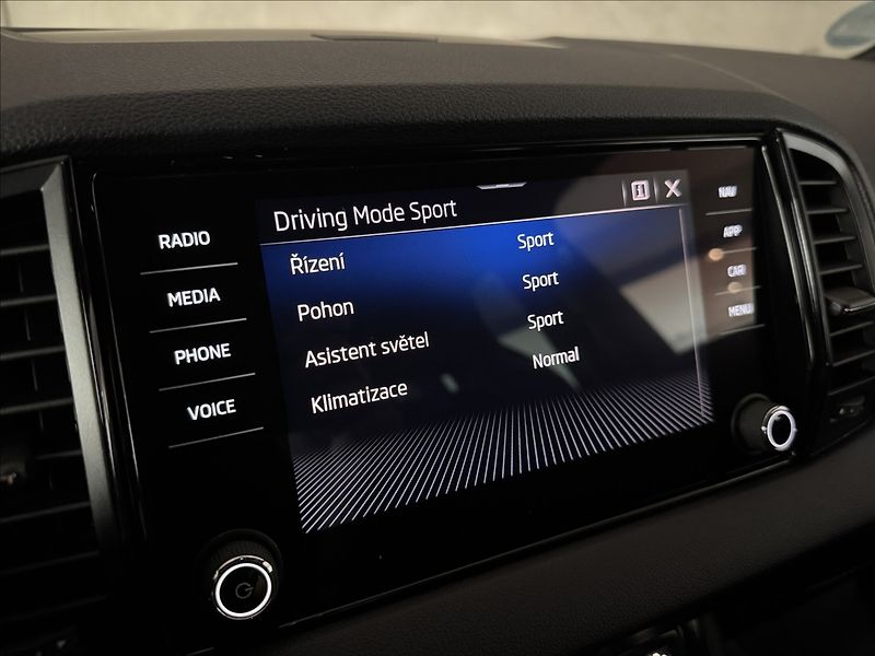 Škoda Karoq 1,5 TSi  DSG Sportline Kessy L - fotka 41 z 49
