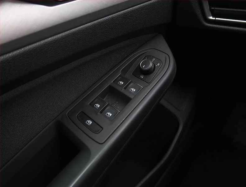 Volkswagen Golf (2021) 2.0 TDI, Automat, Serv.kniha - fotka 17 z 17