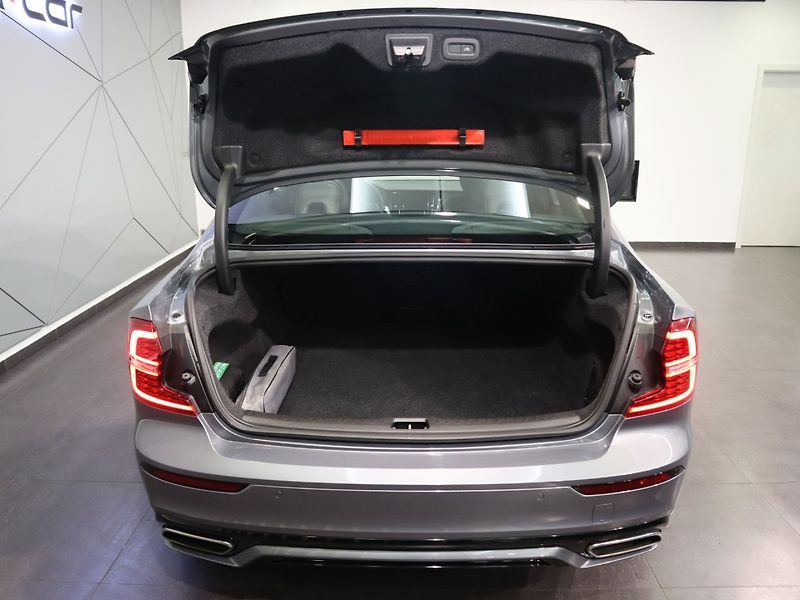 Volvo S60 B5 mHEV 2.0 aut. R-Design - fotka 7 z 29