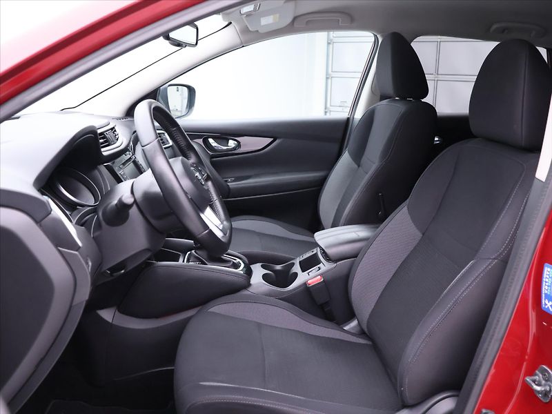 Nissan Qashqai 1,3 DIG-T 117kW Automat Acenta - fotka 10 z 27