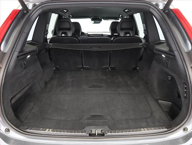 Volvo XC90 (2019) R-Design D5 AWD - fotka 20 z 21