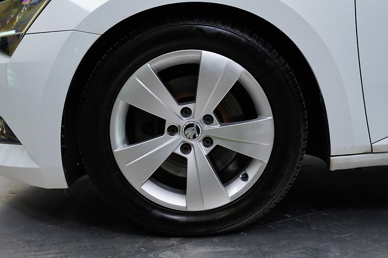 Škoda Superb - fotka 10 z 28
