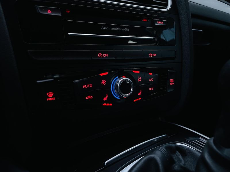 Audi A4 2.0TDI MAN 1MAJITEL VÝHŘEV LED - fotka 39 z 42