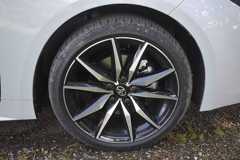 Modernizovaná Toyota Corolla TS se dobře cítí i na venkovských silnicích