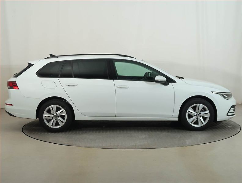 Volkswagen Golf (2021) Life 1.5 TSI, Serv.kniha - fotka 6 z 13