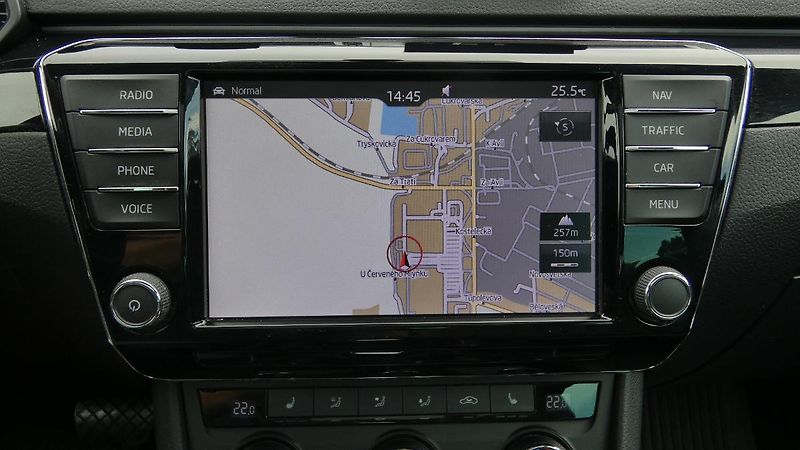 Škoda Superb Combi 2.0 TDI DSG L&K, Panoram - fotka 15 z 29