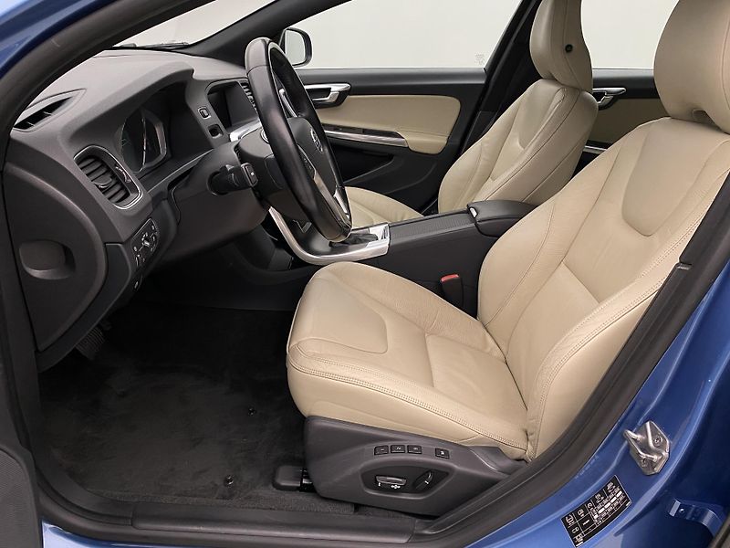 Volvo V60 D2 SUMMUM AUT - fotka 3 z 44