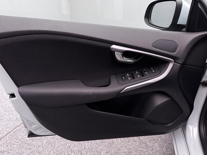 Volvo V40 T2 KINETIC CZ 1.maj REZERVACE - fotka 16 z 40