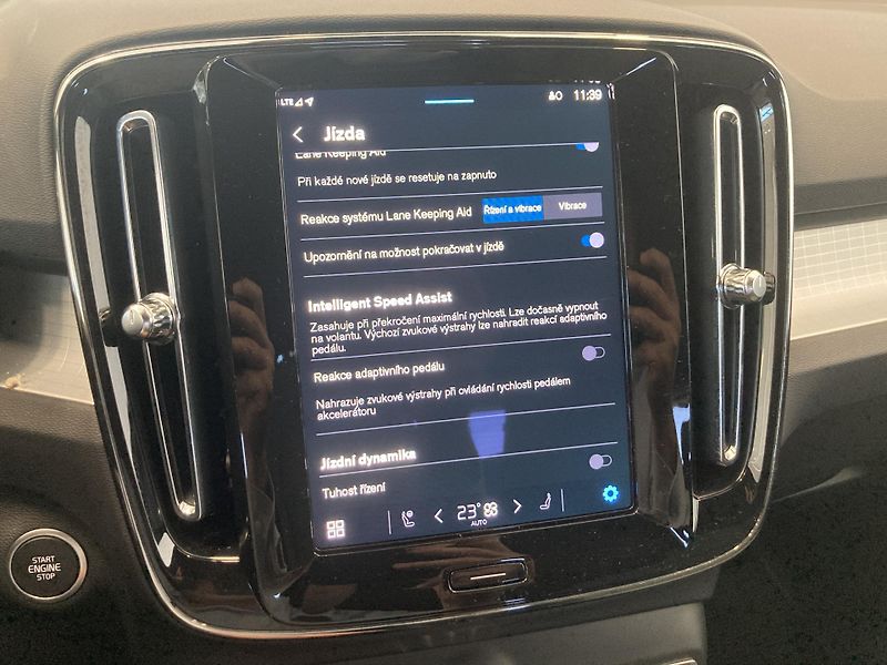 Volvo XC40 B3 FWD PLUS DARK - fotka 24 z 29