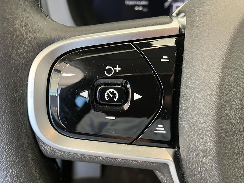 Volvo XC60 B5 AWD Plus Dark-REZERVACE - fotka 23 z 46