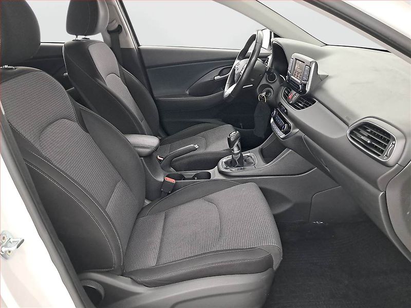Hyundai i30 (2017) 1.0 T-GDI, Tempomat - fotka 9 z 19