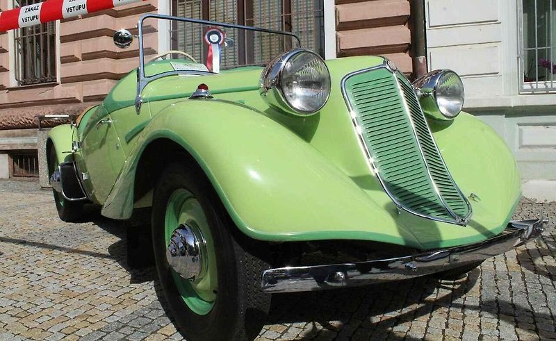 Jeden ze dvou dochovaných exemplářů roadsteru Tatra 75 Sport Bohemia je možná na prodej nebo na výměnu.