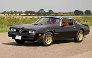 Sraz amerických vozů Chevrolet Camaro a Pontiac Firebird v Kolíně.