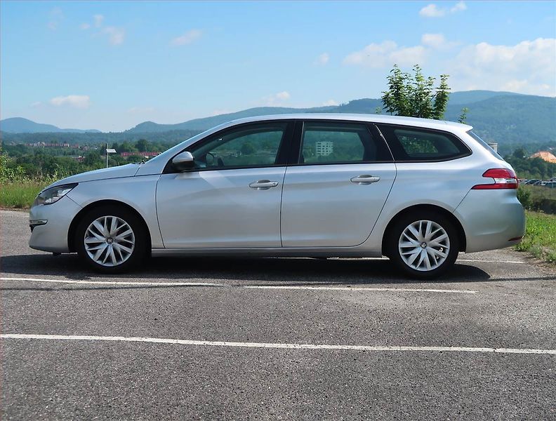 Peugeot 308 (2015) 1.2 e-THP, nová STK, zamluveno - fotka 3 z 14