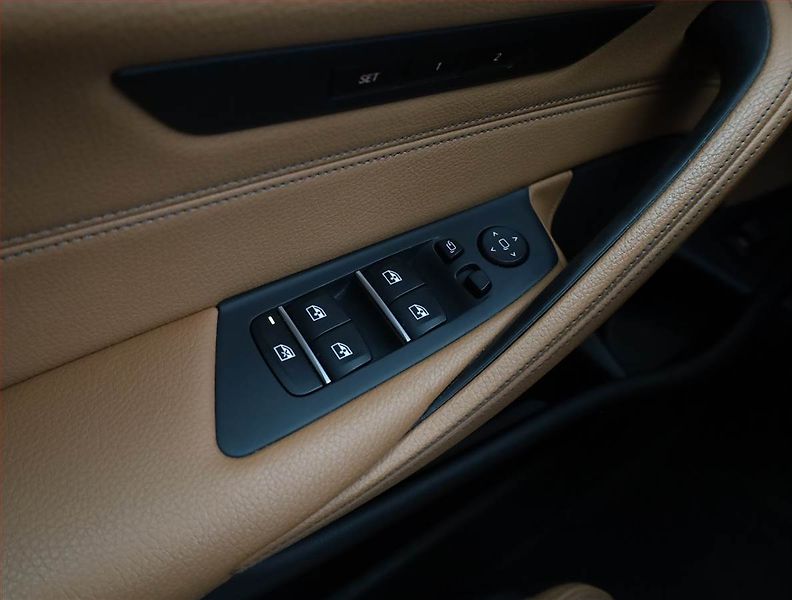 BMW Řada 5 (2018) Luxury Line 530d xDrive - fotka 16 z 18
