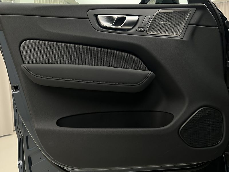 Volvo XC60 B5 AWD BLACK EDITION PLUS AUT  - fotka 7 z 43