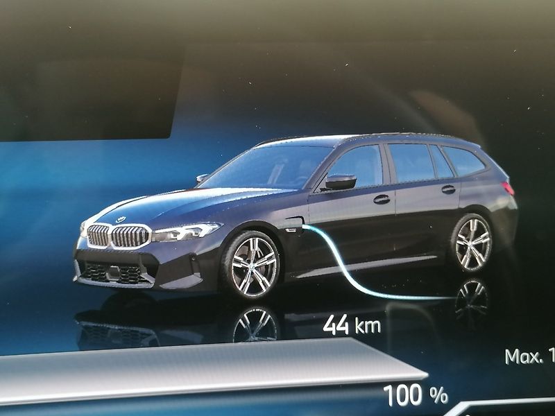 BMW Řada 3 (2023) 320e M-Sport PHEV - fotka 24 z 47