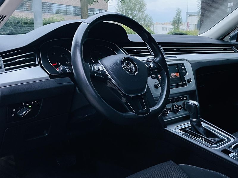 Volkswagen Passat 2.0TDI AUTOMAT VÝHŘEV SENZORY - fotka 27 z 48