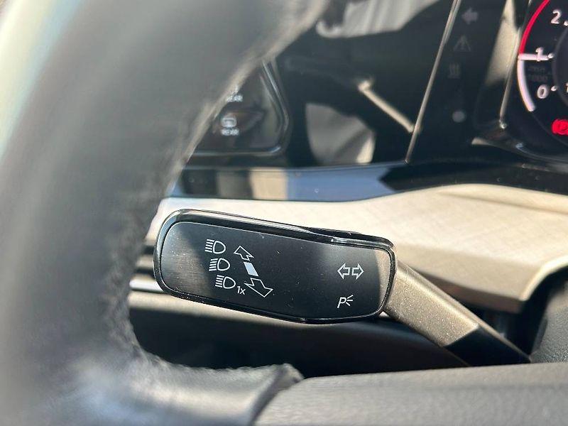 Volkswagen Golf Life 6G 1,5TSi - fotka 13 z 24