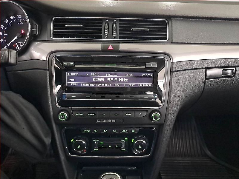 Škoda Superb (2013) 2.0 TDI, Xenony, Tempomat - fotka 12 z 20