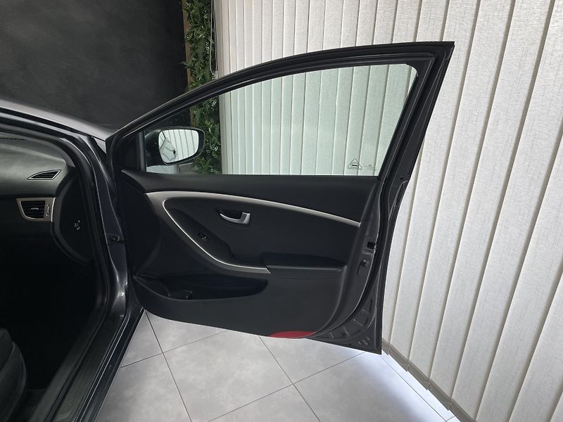 Hyundai i30 1.6 i 88kW ČR 1.MAJ.REZERVACE  - fotka 13 z 23