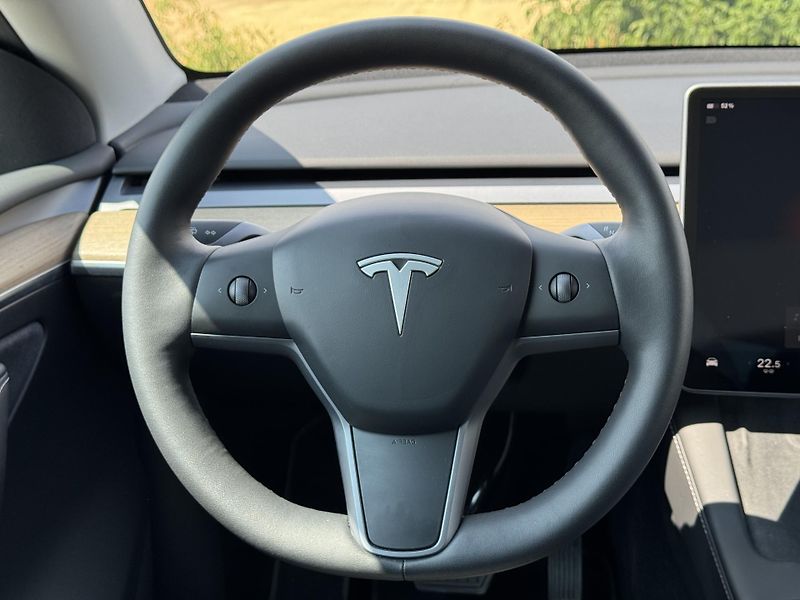 Tesla Model Y Standard Range LFP SOH 91% - fotka 11 z 26