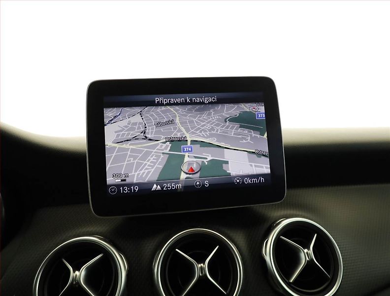 Mercedes-Benz GLA (2018) 200 d 4MATIC - fotka 12 z 18