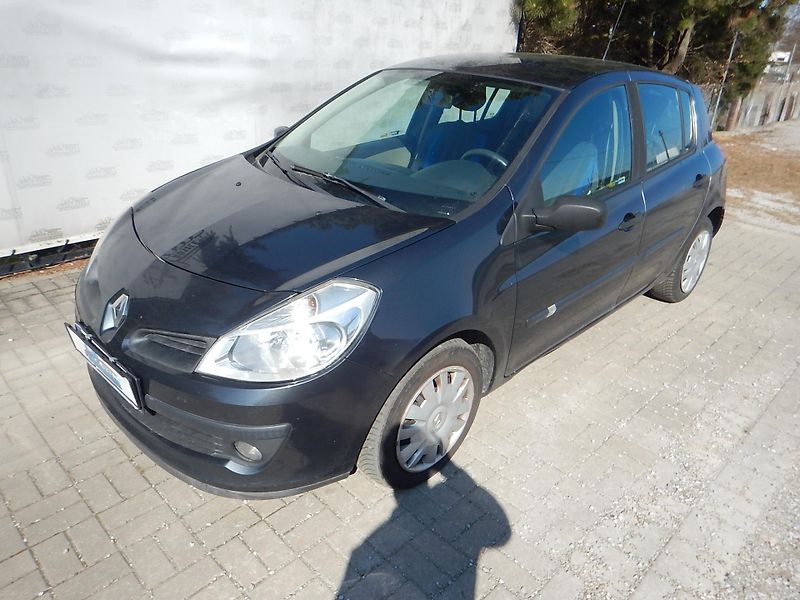 Renault Clio 1.4i, 72 kW, KLIMA - fotka 2 z 21