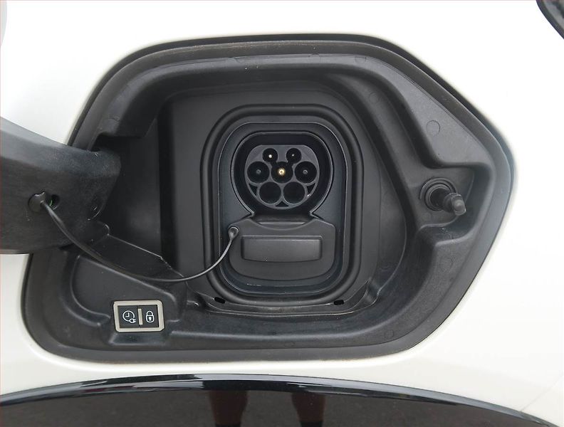 Peugeot 208 (2022) Allure 50 kWh, SoH 89% - fotka 22 z 22