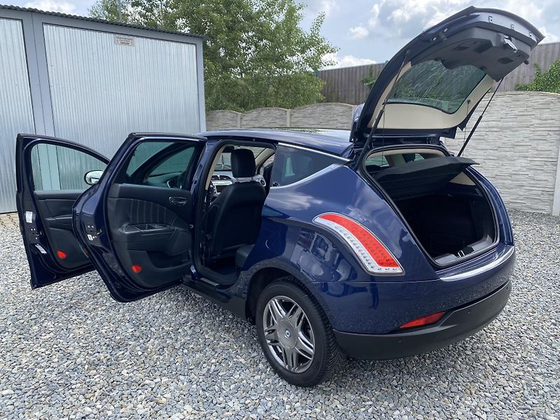 Lancia Delta 2.0JTD 165PS SPORT NAVI SERVIS - fotka 143 z 169